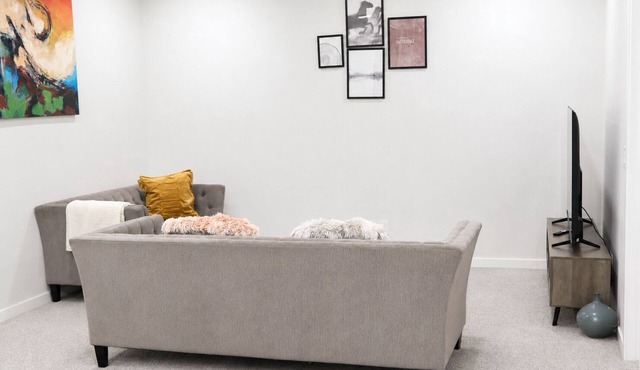 Cozy and Serene 2BR Apartment-Perfect getaway in Calgary!