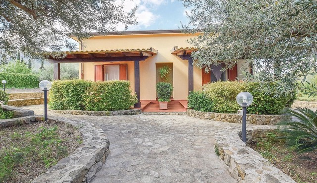 Cozy apartment in San Nicola L'Arena with WiFi