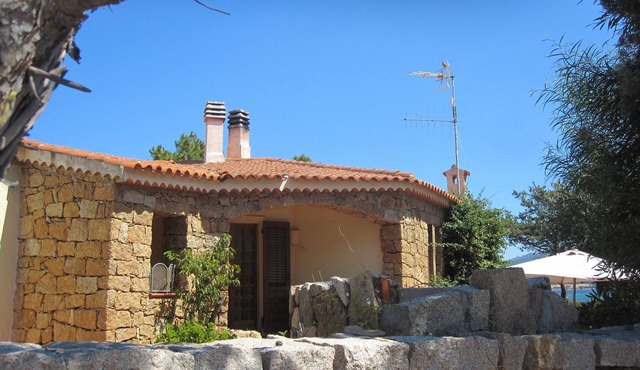 Cozy apartment by the sea with a large garden ideal for 2 people