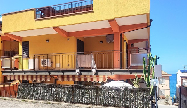 Cozy apartment in Caronia Marina with WiFi