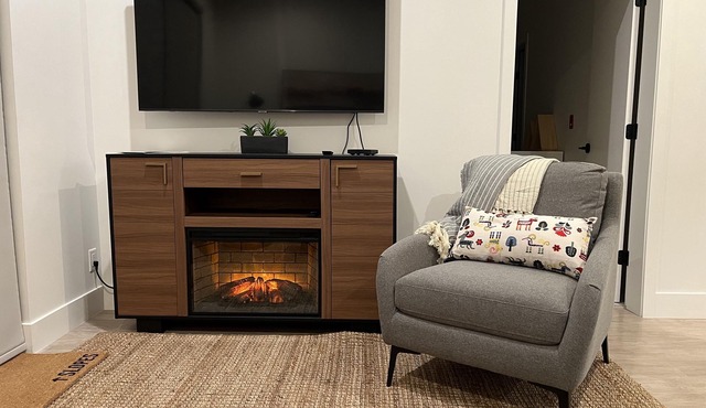 Cozy & bright mountain getaway. Enjoy a soak after a hard day's play!