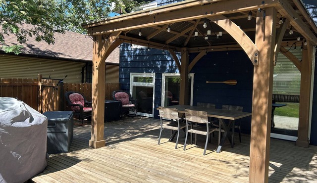 Cozy Cabin 250 steps to the beach. Family sized and puppy friendly. STAR-04394