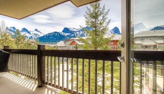Cozy Canmore Condo for 7🍁Modern Rustic Mountain Escape⛰☀️Outdoor Pool & Hot Tubs☀️