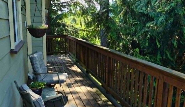 🌲 Cozy Cedar Corner: Private Forest-View Suite Near Glen Lake