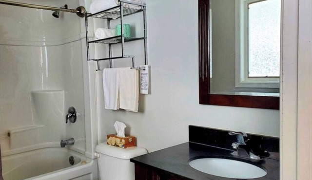 Cozy Comfort Double Room 09 – Peninsula Motel, Minutes from Wiarton Waterfront