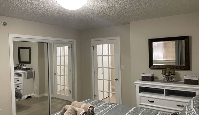 Cozy Condo close to LRT, Stadium and Expo Center.