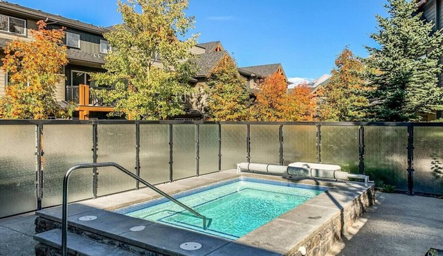 Cozy Condo With Hot Tub+Gym & Underground Parking