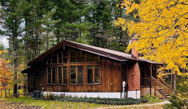 Cozy cottage in the woods near trails & waterfalls