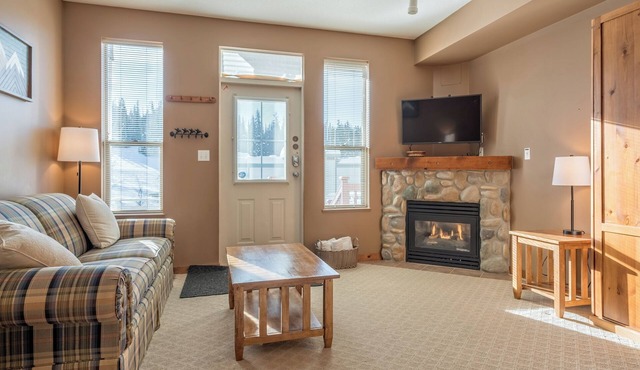 Cozy Fully-equipped studio condo at Creekside - pet friendly!