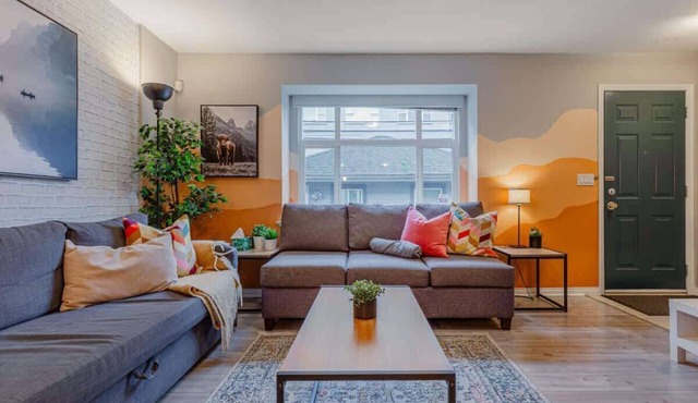 Cozy Industrial Townhouse | King Bed| 3 Min to D/T