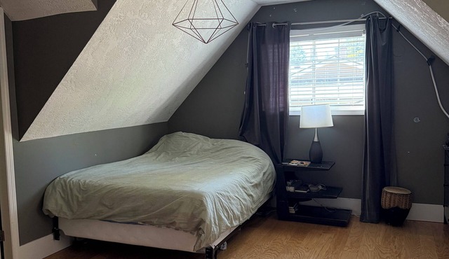 Cozy Large Family Home in a charming area close to Hiking and the beach!