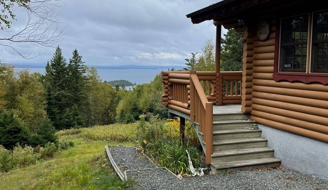 Cozy log cabin with fantastic views and 2 bathrooms