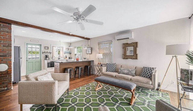 Cozy, Modern 2br/1ba Shem Creek Getaway, HOT TUB!