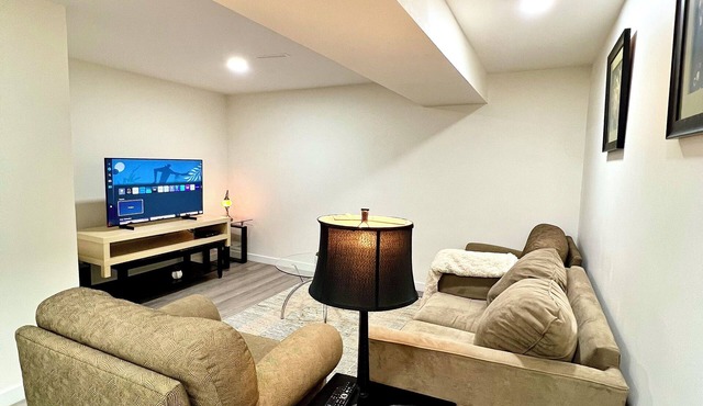 Cozy & Modern 3BR Lower Unit I Private Entrance, Laundry, Fridge Microwave