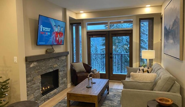 Cozy Modern Ski-in & Ski-out, Hot Tub, Townhouse