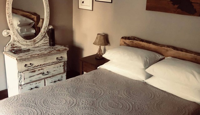 Cozy & Private next to nature & nearby Spider Lake Provincial Park.