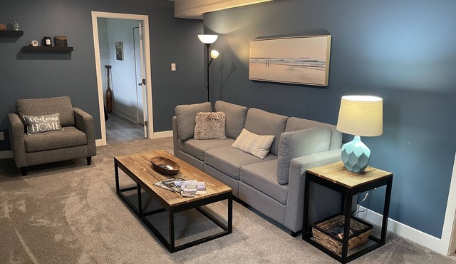 Cozy Private Suite with hot tub and fire-pit!