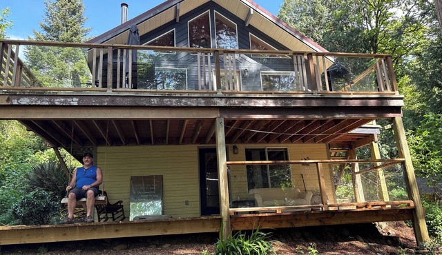 Cozy, secluded 3 bedroom, 2 bathroom + loft home.Where the sea and forest meet