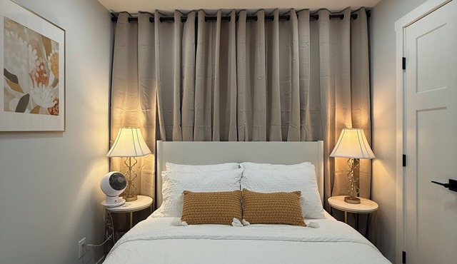 Cozy. Spacious. 5 min to XIron Mall. 15 to Airport. Well equip kitchen.
