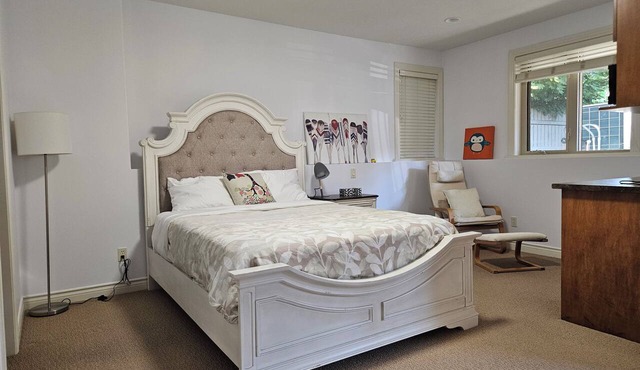 Cozy studio room with a private entrance in Upper Mission, Kelowna