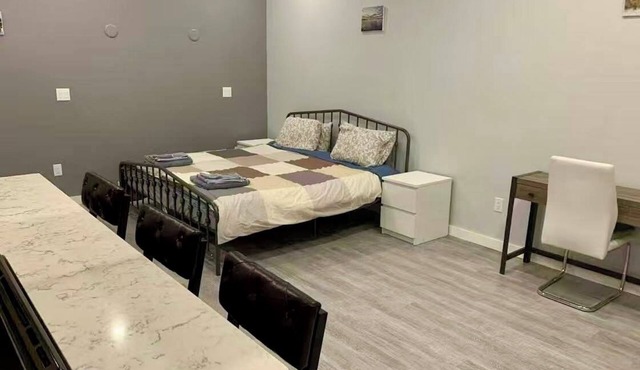 Cozy suite in Royal Oak