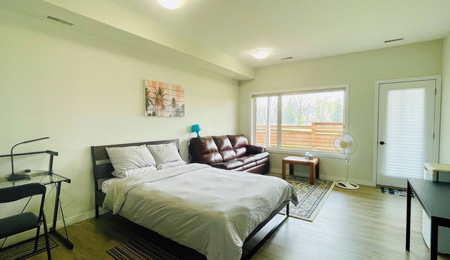 Cozy townhouse with Spacious Bedroom and Private Bathroom in South Winnipeg