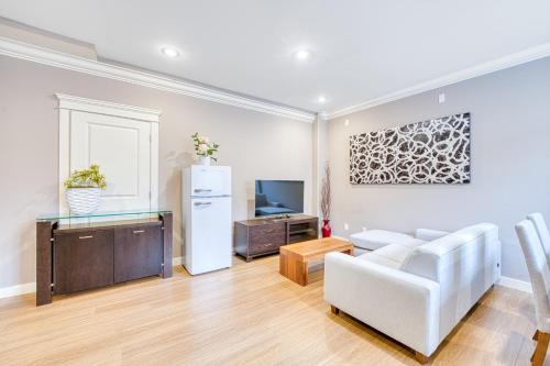 Cozy two beds lower level suite in Vancouver West