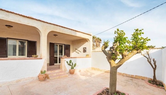 Cozy villa a stone's throw from the sea