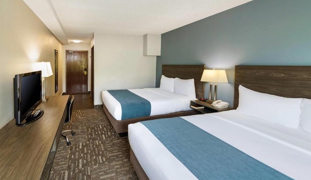 Crestwood Hotel