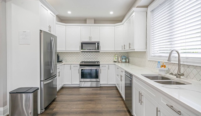 Crystal Clear Cottage - A True Gem! - Sleeps 8, Air Conditioning, Hot Tub