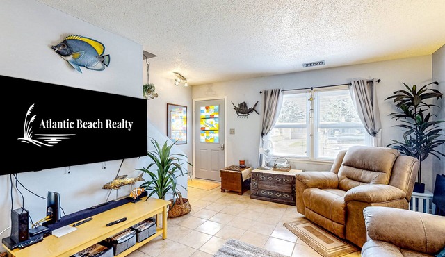 Crystal Coast Charmer: Dog-friendly, walk to the beach!