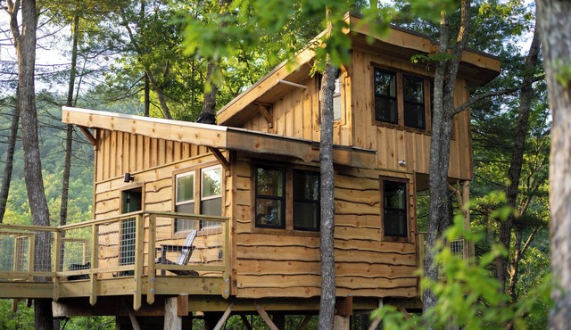 Custom Built Treehouse with Private Waterfalls & Hiking