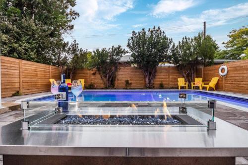 Custom Luxury 2BR Marble Pool Games Rm Fire Pit in Toronto