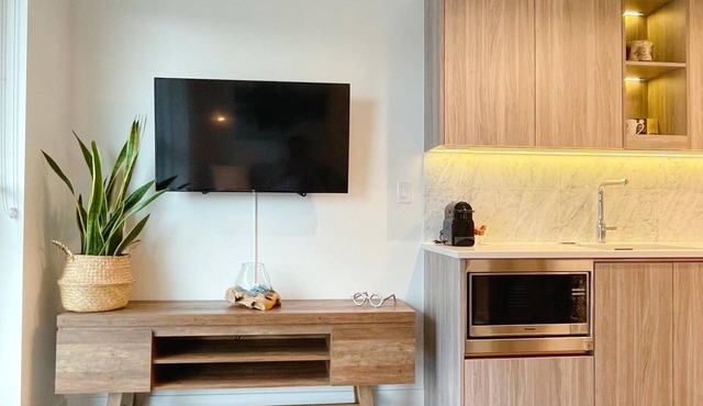D56 - Beautiful 1 bedroom in Olympic Village