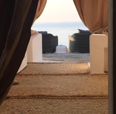 Dammuso dei Turchi by the ocean