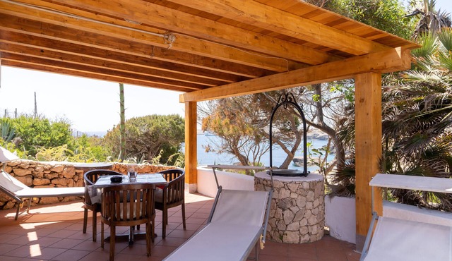 Dammuso detached cottage with sea view and garden in Lampedusa