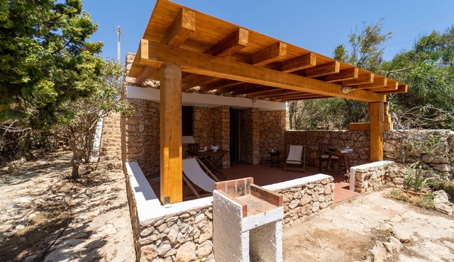 Dammuso detached cottage with garden a few meters from the sea in Lampedusa