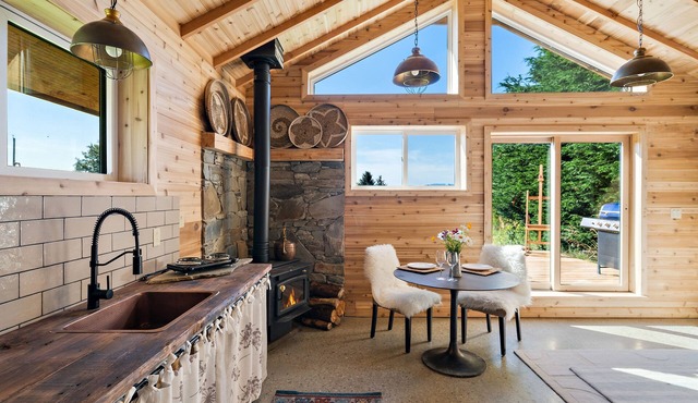 Dancing Bees Cottage - A "Rustic-Chic" Cabin near the Secluded Ella Beach