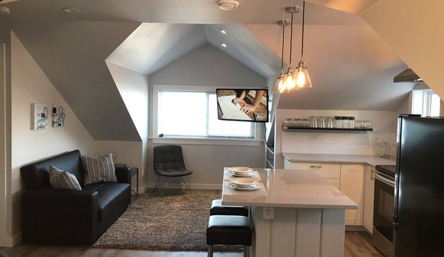 Deer House - Modern Carriage House with Lake Views