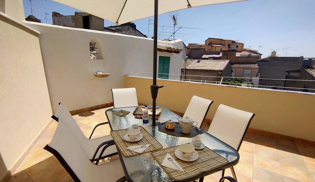 DELIGHTFUL HOUSE IN THE CENTER WITH TERRACE