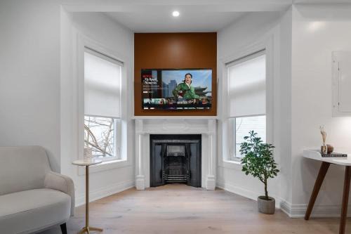 Designer 2BR Apt Fireplace & Movie Nights