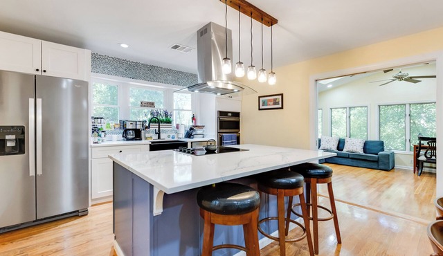 Dew Drop Inn | 4BR Retreat | Lakeside | Hot Tub