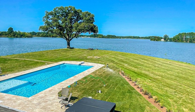 Direct waterfront access to the Chesapeake Bay with pool and hottub in Ridge