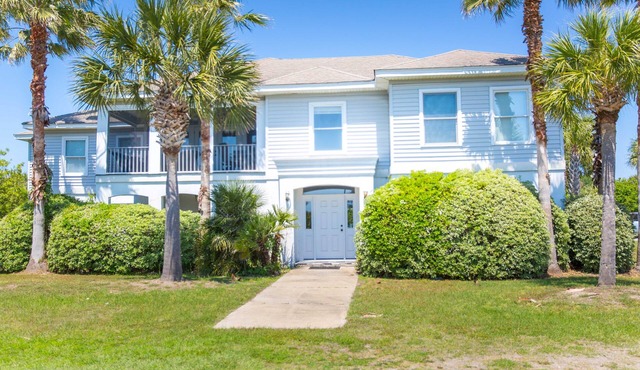 "Doc's Beach House" Just Across from the Ocean on Sullivan's! Great Ocean Views!