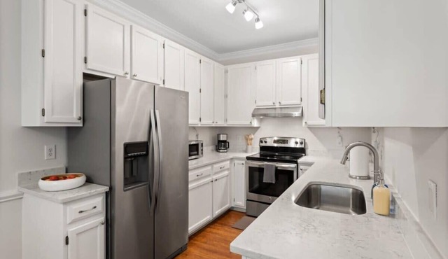 Dog Friendly|Pool|King Bed|EV Charger|Townhome