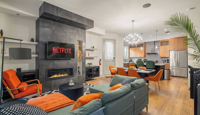 *Double King Beds* Spacious| Cozy and Fun| Steps from Downtown