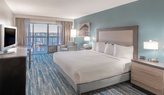 DoubleTree by Hilton New Bern Riverfront
