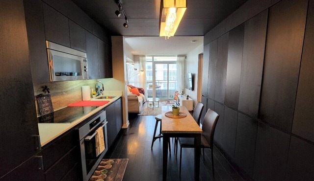 Downtown 2Bd Condo with steps to CN Tower and Lake
