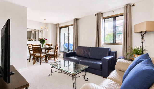 Downtown Condo Near Stampede and BMO with Parking