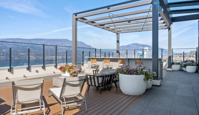 Downtown Delight: Chic 2-Bed Apartment in Kelowna's Heart